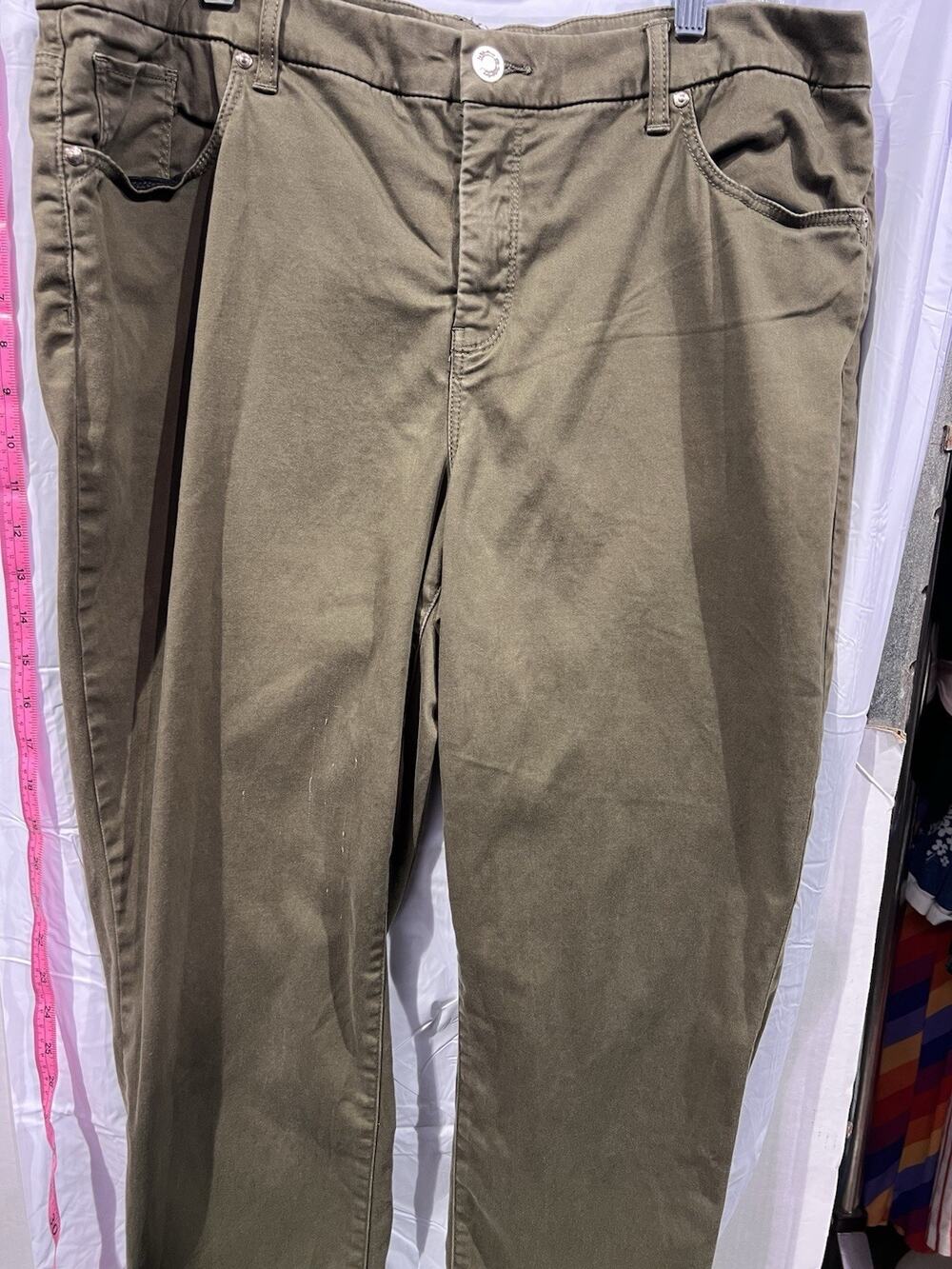 Olive Green Chico's The So Slimming Girlfriend Ankle pants. Size 3. TG2272